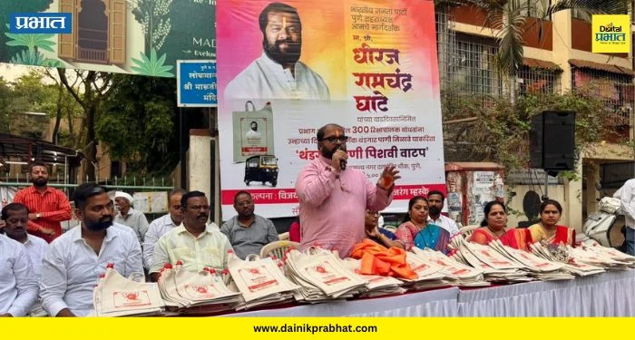 Pune : भाजप शहराध्यक्ष धीरज घाटे यांच्या वाढदिवसानिमित्त ३०० रिक्षाचालकांना ‘थंडगार पाणी पिशवी’चे वाटप