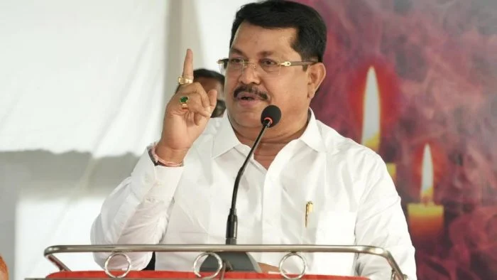 Vijay Wadettiwar : विजय वडेट्टीवार अडचणीत? 100 कोटींचा मानहानी दावा; नेमकं प्रकरण काय