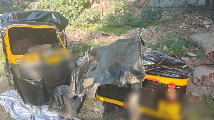 Pune News : मंगळवार पेठेत सीमा भिंत कोसळून दोन रिक्षांचे नुकसान, जीवितहानी टळली