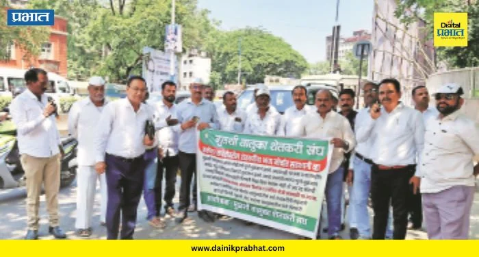 Farmer Protest : पुणे जिल्हाधिकारी कार्यालयासमोर शेतकऱ्यांचे ‘बोंबाबोंब’ आंदोलन; नेमकं प्रकरण काय?