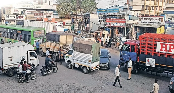 Pune District : महाळुंगे इंगळेत प्रचंड वाहतूक कोंडी; सकाळी आणि सायंकाळी कार्यालयीन वेळेत परिस्थिती अधिकच बिकट