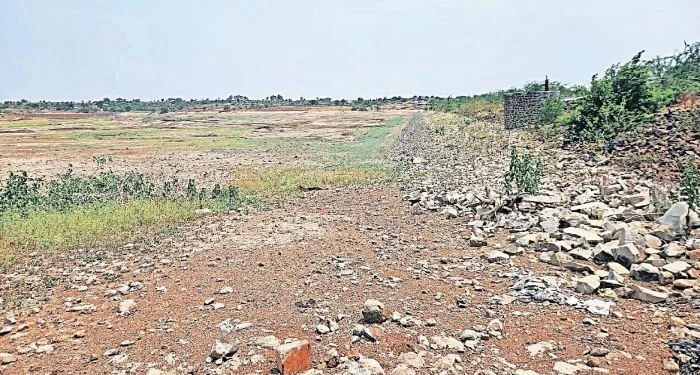 Pune District : मोटेवाडी येथील पाझर तलाव कोरडा; चासकमान पाण्याच्या नियोजनाअभावी शेतकरी हवालदिल