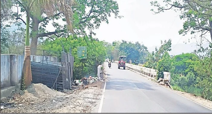 Pune District : करमोळी पुलावरील सुरक्षा जाळीचे काम रखडले