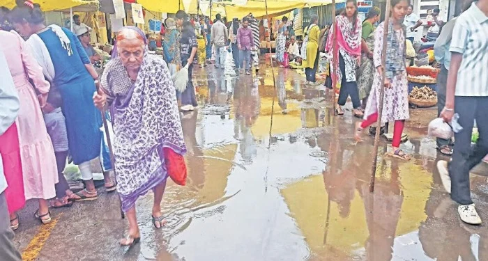 Pune District : आठवडे बाजार जलमय, घरात गटारीचे पाणी