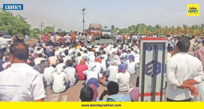 Indapur Farmer Protest : लेखी आश्वासन हवेत विरले! खडकवासलाच्या पाण्यासाठी इंदापुरात शेतकरी रस्त्यावर; महामार्ग रोखला