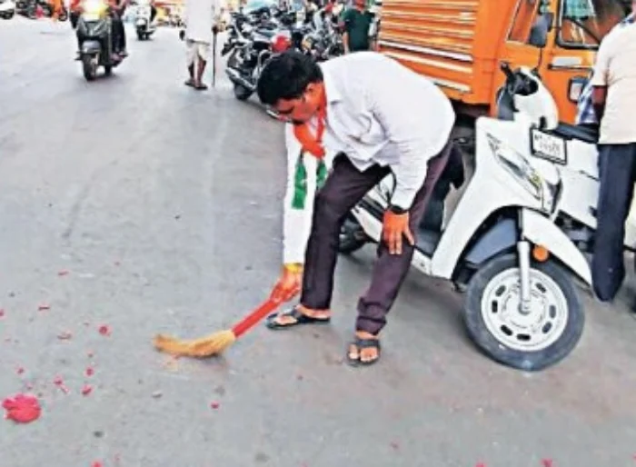 Talegaon Dabhade : विजयोत्सवानंतर नगराध्यक्षांकडून स्वच्छता; फटाक्यांच्या कचऱ्यावर झाडू फिरवत दिला स्वच्छतेचा संदेश