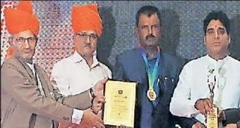 Pune District : कारागृहात राहून घडवला इतिहास; रानमळ्याच्या सतीश शिंदे यांना ‘मानद विद्यावाचस्पती’ पदवी