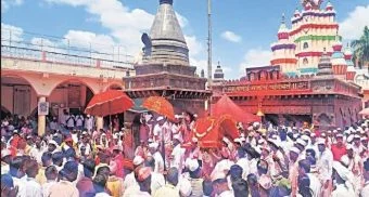 Pune District : श्रीनाथ म्हस्कोबा व देवी जोगेश्वरी यांच्या उत्सव मूर्तींना नीरा स्नान