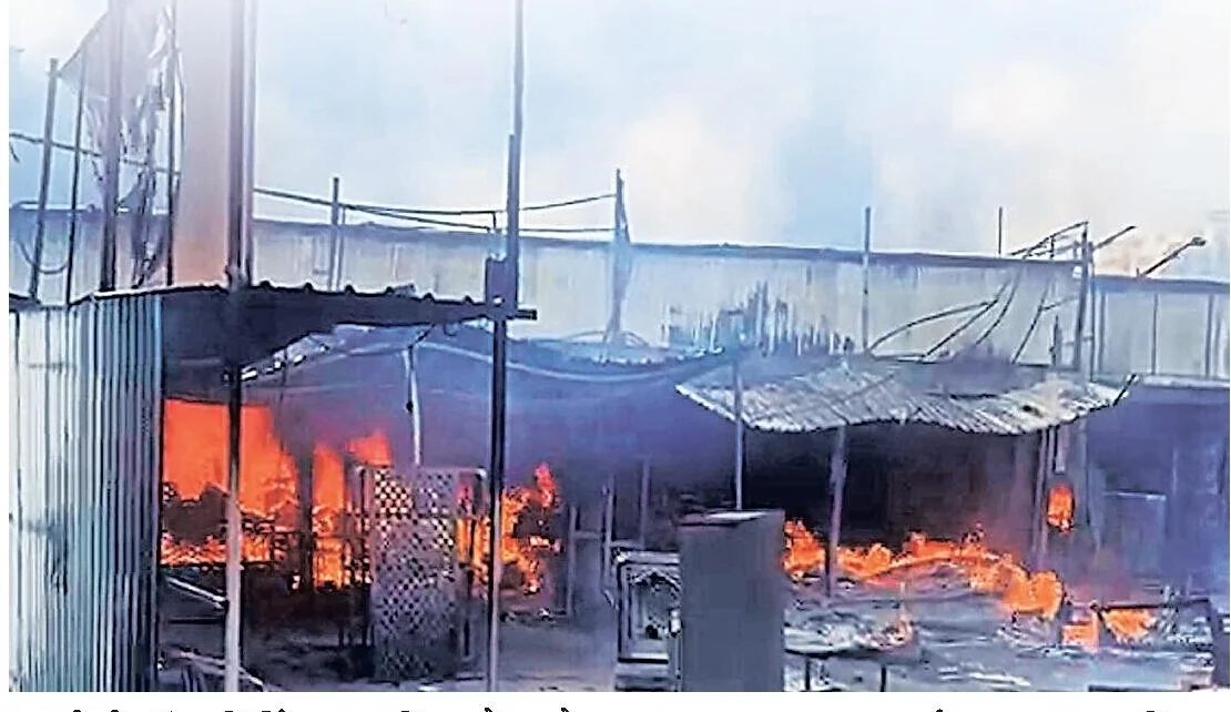 pune: हांडेवाडी चौकातील चार फर्निचर दुकानांना भीषण आग