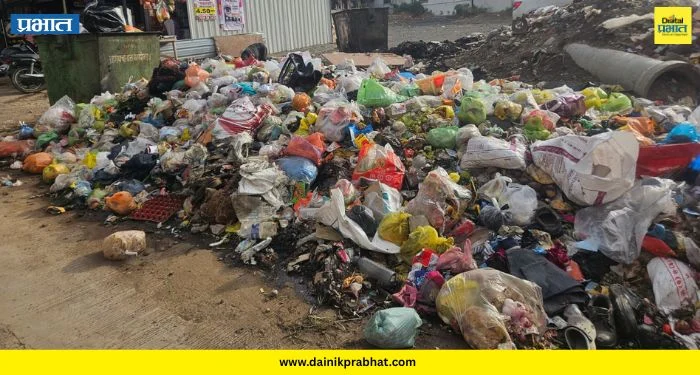 Shirur : कारेगावच्या यश इन चौकात कचऱ्याचे साम्राज्य; ग्रामपंचायत प्रशासनाचा बेजबाबदार कारभार चव्हाट्यावर
