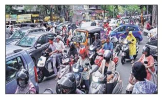 pune : लॉ कॉलेज रोडवरील वाहतूक कोंडी सुटेना