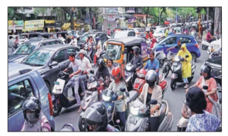 pune : लॉ कॉलेज रोडवरील वाहतूक कोंडी सुटेना
