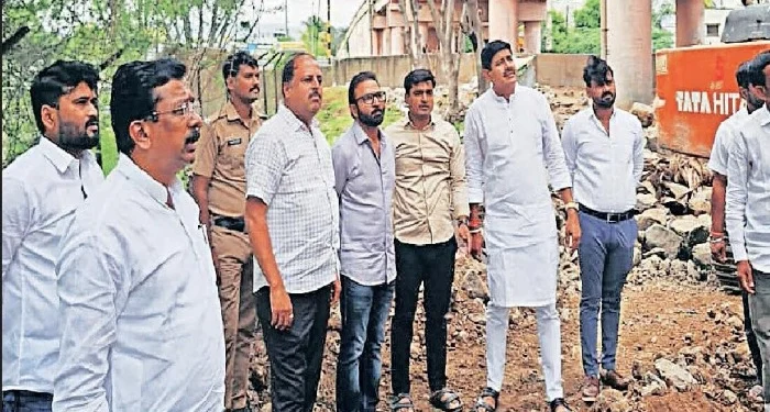 Pune District : थेऊर उड्डाणपुलाच्या संरक्षण भिंतीचे काम सुरू; आमदार ज्ञानेश्वर कटके यांच्याकडून पाहणी