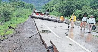 Pune District : माळशेज घाटात रस्ता खचला; वाहतूक तात्पुरती बंद