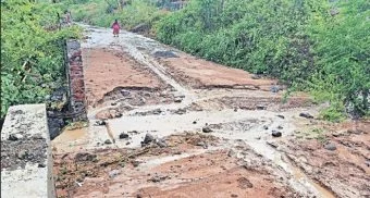 Pune District : बनेश्वर रस्त्यावरील जुनी संरक्षण भिंत कोसळली; नव्या संरक्षण भिंतींना तडे, कामाच्या गुणवत्तेवर प्रश्नचिन्ह