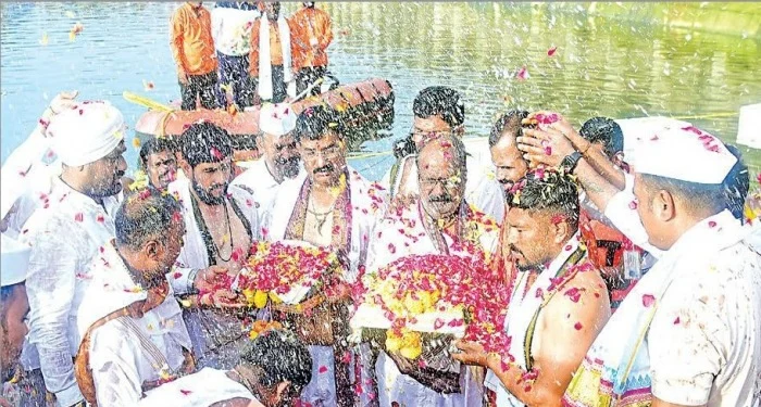 Pune District : तुकोबारायांच्या पादुकांचे ‘नीरा स्नान’