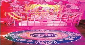 Pune District : 'वाल्हे'त विठ्ठल-रूक्मिणींच्या मूर्तीवर पुष्पवृष्टी