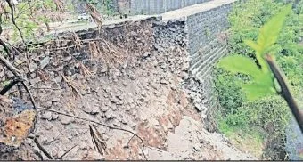 Pune District : संग्रामदुर्ग किल्ल्याची तटबंदी कोसळली