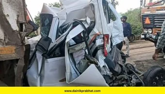 Accident News : ब्रेक फेल अन् काही क्षणांत होत्याचं नव्हतं! दोन ट्रकांच्या कचाट्यात कारचा चक्काचूर; ४ जणांचा जागीच मृत्यू