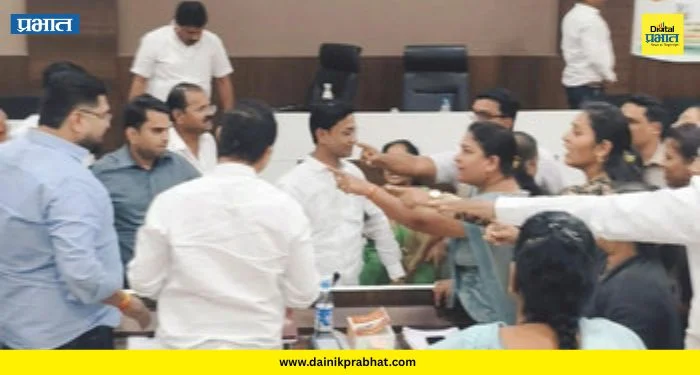 Bhor Municipal Council: महिला नगरसेविकाला ‘असं’ काय म्हटलं? ज्यामुळे नगराध्यक्षांवर हात जोडत माफी मागण्याची आली वेळ