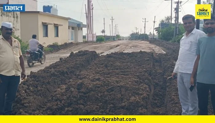 Pune District : गायमुख फाटा–शिक्रापूर सिमेंट रस्त्याच्या कामावर ग्रामस्थांचे गंभीर आरोप; निकृष्ट दर्जामुळे संताप
