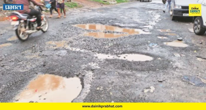 Kanhe Takwe Road: ‘रस्त्यात खड्डे की खड्ड्यात रस्ता?’ कान्हे-टाकवे मार्गावर प्रवाशांचा जीव मुठीत घेऊन प्रवास