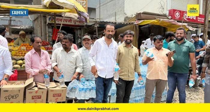 Jamkhed News : संत वामनभाऊ महाराज दिंडीत ‘आरंभ फाऊंडेशन’कडून वारकऱ्यांना सेवा; पाणी आणि बिस्किटांचे वाटप
