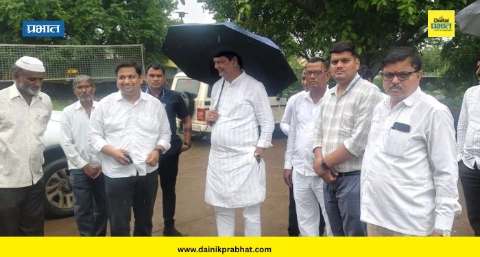 Newasa News : कुकाणा येथील बसस्थानकासाठी आमदार विठ्ठलराव लंघे-पाटील यांच्याकडून भर पावसात जागेची पाहणी