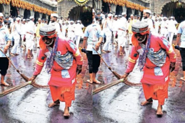 Sant Tukaram Maharaj Palkhi : पावसातही अहोरात्र झटणारे ‘स्वच्छतादूत’