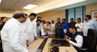 Nevase News : राहुरी- शनिशिंगणापूर नियोजित रेल्वे मार्ग रद्द करण्याची मागणी; आमदारांसह पालकमंत्र्यांनी घेतली मुख्यमंत्र्यांची भेट