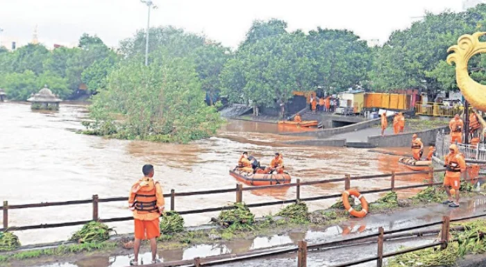Indrayani River: प्रशासनाला जमले नाही; पावसाने स्वच्छ केली इंद्रायणी…..