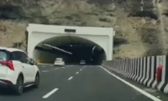 Pune-Mumbai Expressway : पुणे-मुंबई द्रुतगतीमार्गावरील मिसिंग लिंकवर दगड कोसळला