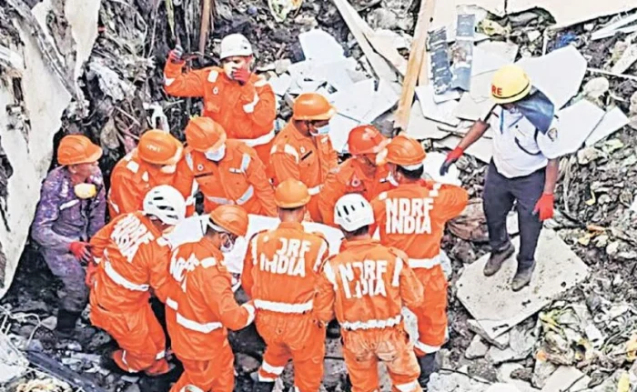 Moshi building collapse: मोशी कचरा डेपो दुर्घटना : नऊ जणांना वाचवले, एकाचा मृत्यू
