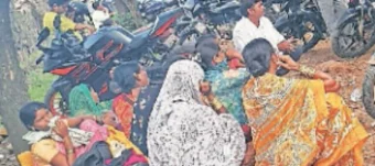 Moshi building collapse: आशा - निराशेच्या हिंदोळ्यावर नातेवाईक; प्रत्येक क्षण ठरतोय असह्य