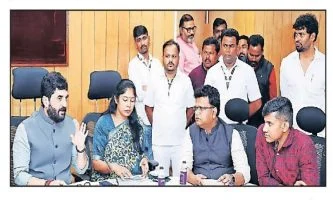 Murlidhar Mohol: महापालिका अधिकाऱ्यांवर प्रश्नांची सरबत्ती