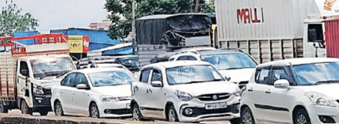 Traffic Jam : वाहनचालक रोज अडकताहेत कोंडीत