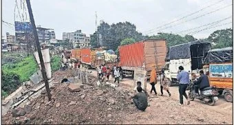 Chakan News : एमआयडीसी मार्गावर एकेरी वाहतूक; तरीही कोंडी कायम