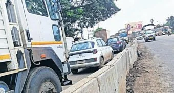 Pune District : रस्त्यावर दुभाजक टाकल्याने महामार्गावर वाहतूक कोंडी
