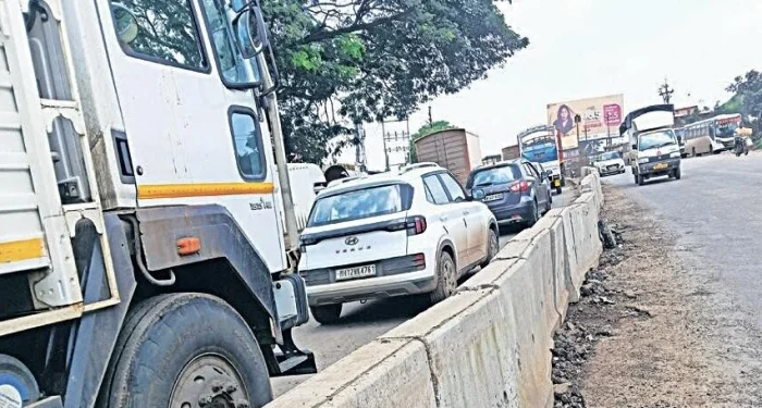 Pune District : रस्त्यावर दुभाजक टाकल्याने महामार्गावर वाहतूक कोंडी