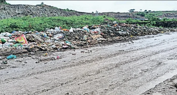 Pune District : बर्गेवस्ती शिव रस्त्याला कचराकुंडीचे स्वरूप