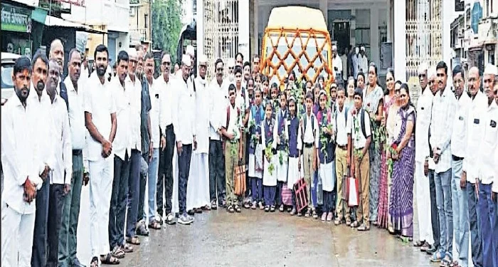 Manchar News : ‘ना नफा, ना तोटा’ तत्त्वावर हुतात्मा बाबू गेणू विद्यालयासाठी स्कूल बस