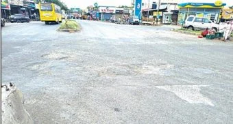 Pune District : चौफुला मुख्य चौकातील खड्डे धोकादायक