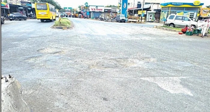 Pune District : चौफुला मुख्य चौकातील खड्डे धोकादायक