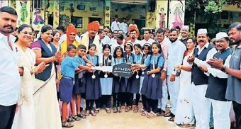 Pune District : विद्यार्थ्यांच्या यशाबद्दल शिक्षकांना दुचाकीची गुरुदक्षिणा