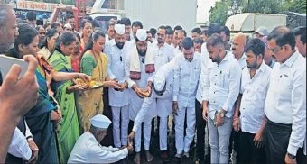 Chakan News : एमआयडीसीतील खड्ड्याची पूजा करून आंदोलन
