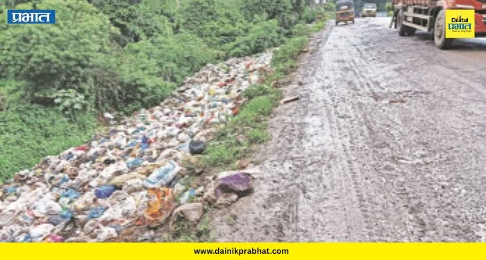 Alandi News: रुग्णांचा श्वास गुदमरतोय! आळंदी-चाकण रस्त्यावर कचऱ्याचे ढीग; प्रशासनाचा हलगर्जीपणा समोर