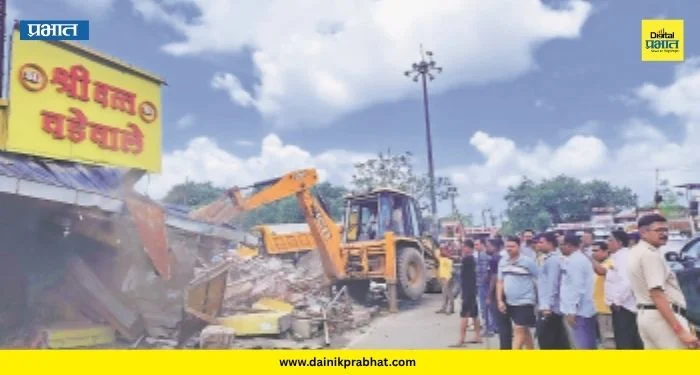 Khalapur News: चौक-कर्जत मार्गावरील अतिक्रमणांवर हातोडा! प्रशासनाकडून जेसीबीच्या साहाय्याने कारवाई