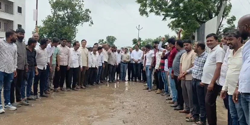 Pune District : दुबेनगर रस्त्याच्या कामाला मुहूर्त कधी? चार महिन्यांपासून प्रतीक्षा, नागरिकांचा संताप