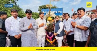 Newasa News : श्रीक्षेत्र शनिशिंगणापूर येथे सचिन अहिर व आमदार लंघे-पाटलांकडून तेलाभिषेक; जनतेच्या सुख-समृद्धीसाठी घातले साकडे