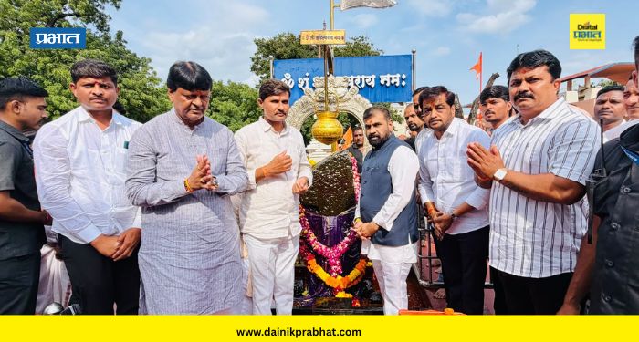 Newasa News : श्रीक्षेत्र शनिशिंगणापूर येथे सचिन अहिर व आमदार लंघे-पाटलांकडून तेलाभिषेक; जनतेच्या सुख-समृद्धीसाठी घातले साकडे